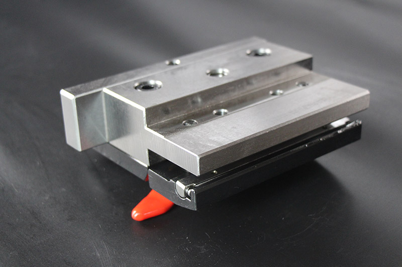 昆山某金屬材料加工廠購買折彎機(jī)模具夾板